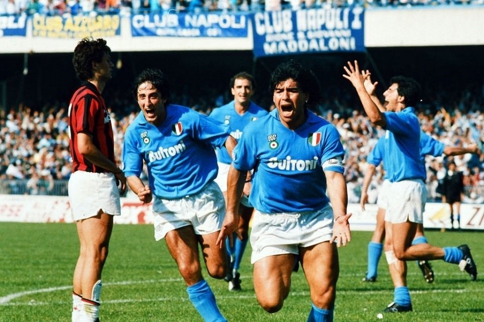 Diego Armando Maradona esulta dopo uno dei suoi 115 gol segnati con la maglia del Napoli